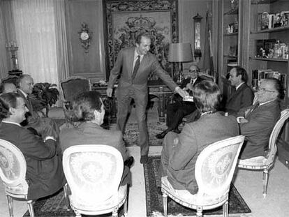 El rey Juan Carlos, con los líderes políticos en octubre de 1982. Carrillo está sentado el primero por la derecha.