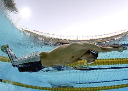 Michael Phelps, sumergido, tras lanzarse al agua dispuesto a ganar los 100 metros mariposa.