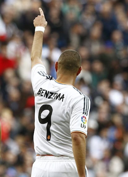 Benzema celebra su gol, el segundo del partido.