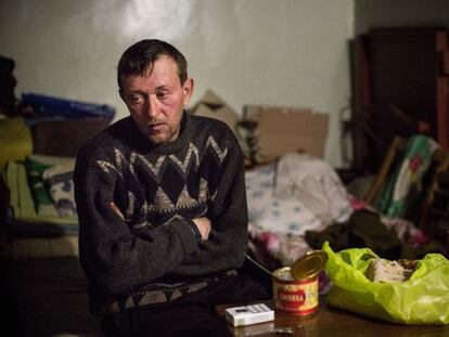 Un ucraïnès menja al soterrani d'un edifici administratiu convertit en refugi a Debàltseve.
