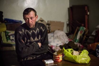Un ucranio come en el sótano de un edificio administrativo convertido en refugio en Debáltsevo.