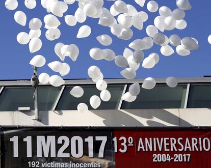 Suelta de globos blancos durante el homenaje en recuerdo de las víctimas de los atentados del 11-M, en la estación de Atocha de Madrid.