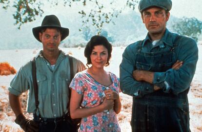 Gary Sinise, Sherilyn Fenn y John Malkovich, en 'De ratones y hombres' (1992).