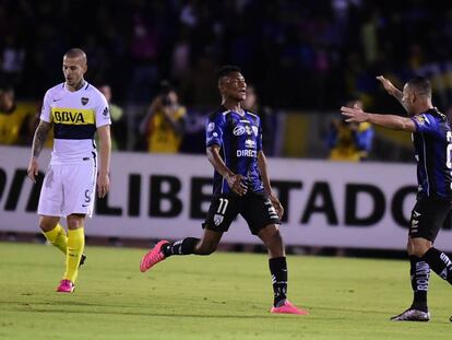 Nu&ntilde;ez y Cabezas celebran el gol del empate ante la fustraci&oacute;n de Benedetto. 