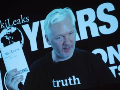 Wikileaks publica emails do chefe da campanha, numa aparente tentativa de prejudicar a democrata