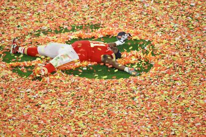 Derrick Nnadi de los Chiefs celebra tras el partido.