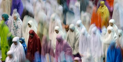 Mujeres musulmanas rezan en la Mezquita Istiqlal en Jakarta (Indonesia). El 18 de junio comienza el mes del Ramadán, en que los musulmanes practican el ayuno diario desde el alba hasta que se pone el sol.