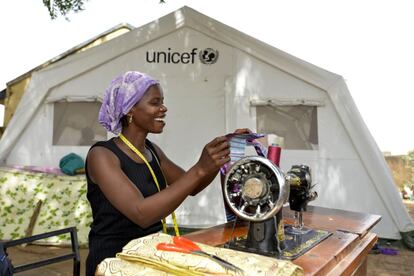 Una mujer, costurera, usa una máquina de coser en el campo Gire 1 para desplazados internos, cerca de Yola.