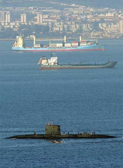 Un submarino y dos barcos en la Bahía de Algeciras.