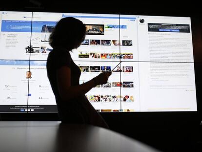 Una usuaria consulta su tableta ante las páginas del Europarlamento, YouTube y Wikipedia, que ayer cerró en señal de protesta.