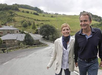 Sonsoles Espinosa y Rodríguez Zapatero pasean por la comarca asturiana de Los Oscos