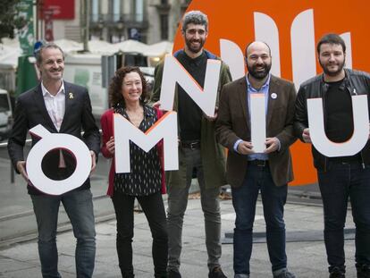 Jordi Cabré (izquierda), Maite Carranza, Victor Garcia, Marcel Mauri (vicepresidente de Òmnium), Carles Rebassa y Nuria Franquet.