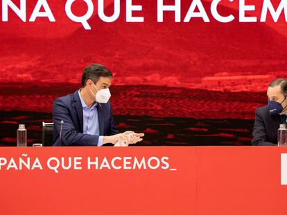 Pedro Sánchez y José Luis Ábalos en la ejecutiva federal del PSOE.