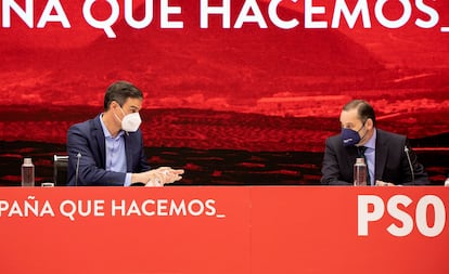 Pedro Sánchez y José Luis Ábalos en la ejecutiva federal del PSOE.