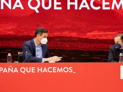 Pedro Sánchez y José Luis Ábalos en la ejecutiva federal del PSOE.