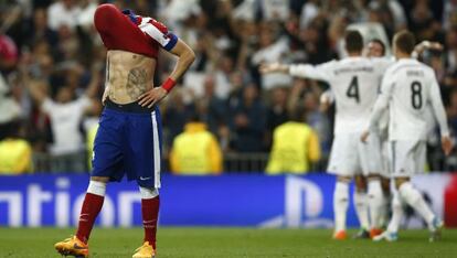 Giménez, del Atlético, se lamenta tras el gol del Real Madrid.