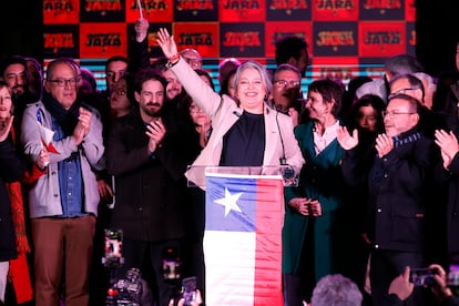 Jeannette Jara, festeja su triunfo este domingo, en Santiago, Chile.