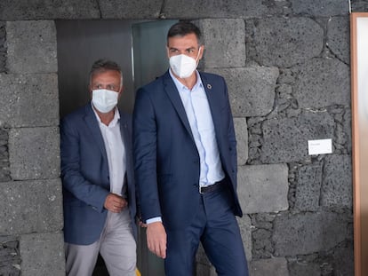 El presidente del Gobierno, Pedro Sánchez (a la derecha de la imagen), durante su visita al Castillo de San José, en Arrecife (Lanzarote), donde este miércoles recibió al presidente de Canarias, Ángel Víctor Torres (a la izquierda), para repasar los asuntos pendientes entre ambas administraciones.