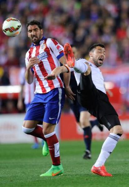 Raúl García lucha con Javi Fuego por el balón