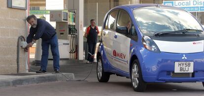 El coche el&eacute;ctrico en una gasolinera de Alcobendas.
 