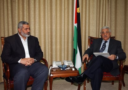 Tras ser elegido como primer ministro en el Parlamento, Haniya tiene su primer encuentro oficial con Mahmud Abbas, entonces presidente y líder de la organización política secular Fatah, en febrero de 2006.
