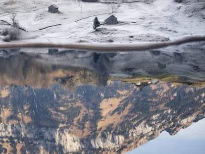 Vista de un pequeño lago en el cantón de Uri en Seelisberg, Suiza.