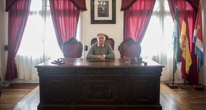 El alcalde de Tarifa, Juan Andr&eacute;s Gil, en el sal&oacute;n de plenos.