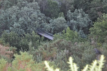 En la ribera del río Lérez, en la provincia de Pontevedra, se encuentra este bello puente cuyos tirantes de acero y suelo de tablones de madera comunican, a 15 metros de altura, las poblaciones de A Retorta y Calvelo, dentro de la Red Natura 2000. Cercano a la playa fluvial de Calvelo (o Praia do Canal), el puente tiene 30 metros de longitud y vistas a meandros y pequeñas cascadas. Bajo su estructura se puede ver un molino de agua con cubierta de piedra a dos aguas. El acceso es muy fácil y hay aparcamiento, apenas a unos 100 metros de distancia. <a href="http://www.turismo.gal/inicio" target="_blank">www.turismo.gal</a>