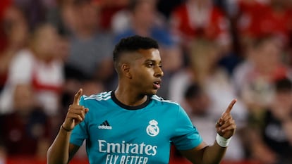 Rodrygo celebra uno de los goles del Madrid en el Pizjuán.