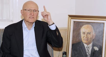 Tammam Salam, sentado al lado de una foto de su padre, el exprimer ministro Saeb Salam, en su casa de Beirut, el viernes