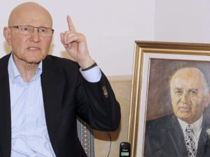  Tammam Salam, sentado al lado de una foto de su padre, el exprimer ministro Saeb Salam, en su casa de Beirut, el viernes