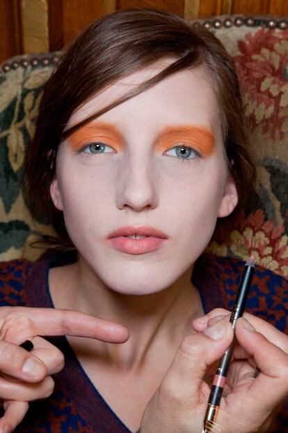 Explosión de naranja en las sombras de Dries Van Noten. ¡Hasta las cejas!