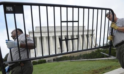 Empleados de Parques Nacionales quitan las vallas que protegian el monumento a Lincoln, 17 de octubre de 2013.