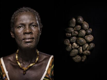 Akissi Konan, de 55 años, es una de las mujeres que participan en el nuevo negocio del jabón. A su lado, semillas de cacao.
