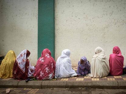 Unas mujeres llegan a la mezquita central de Bamako, en Mali, para celebrar el Eid al-Fitr, fin del mes sagrado del Ramadán, el pasado 12 de mayo en Bamao, Mali.  