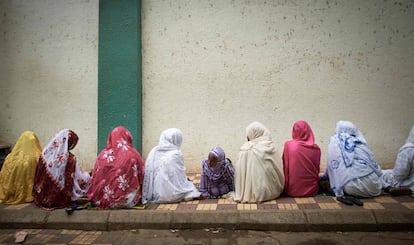 Unas mujeres llegan a la mezquita central de Bamako, en Mali, para celebrar el Eid al-Fitr, fin del mes sagrado del Ramadán, el pasado 12 de mayo en Bamao, Mali.  