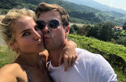 Elsa Pataky y Chris Hemsworth con un paisaje de Gipuzcoa de fondo, en una foto colgada por la actriz en su Instagram.