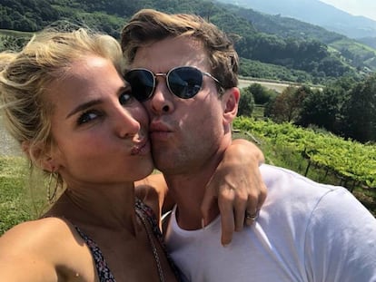 Elsa Pataky y Chris Hemsworth con un paisaje de Gipuzcoa de fondo, en una foto colgada por la actriz en su Instagram.