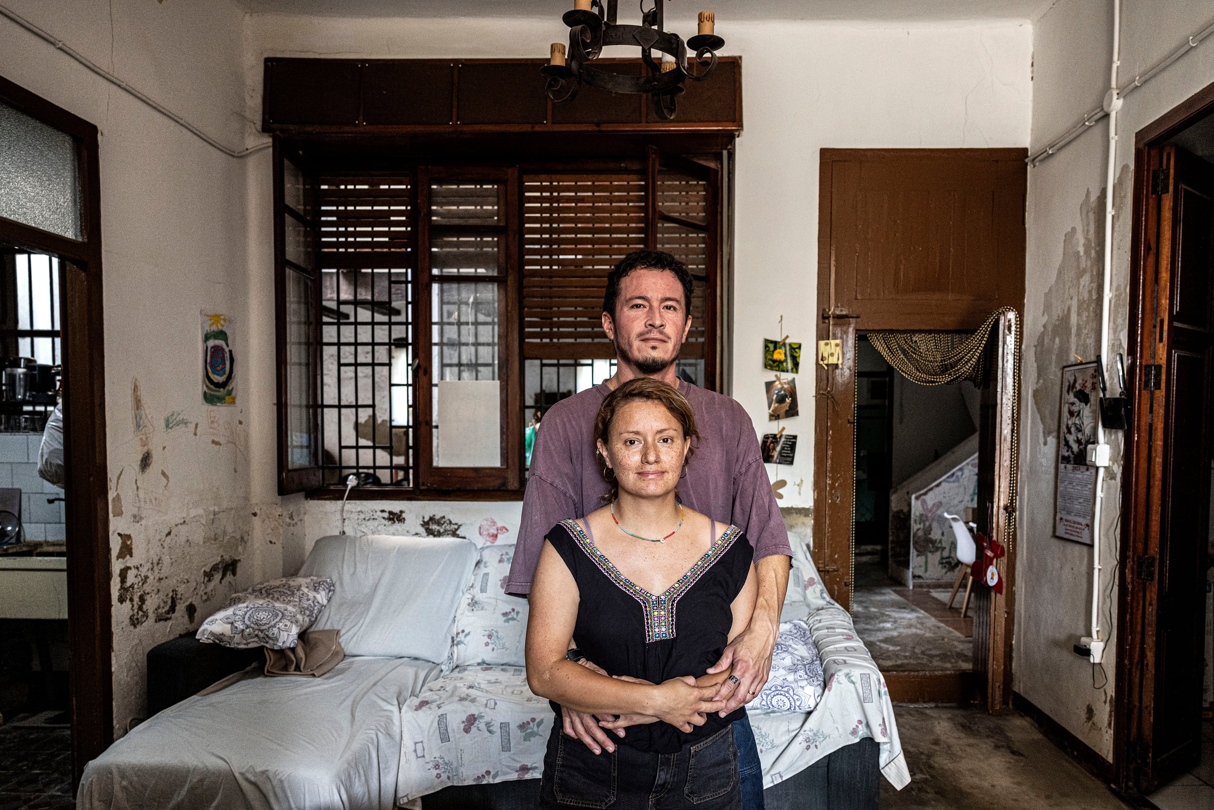 Una pareja colombiana, acogida a la regularización extraordinaria: “España nos impulsó cuando caímos con la dana”