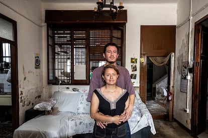 En la foto  Claudia Rubio y Estyben Duque, en el interior de su vivienda en Castellar, una de las pedanías de Valencia.  MÒNICA TORRES EL PAÍS