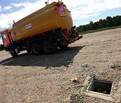 Arqueta en la que se depositó la primer piedra del aeropuerto de Castellón, ahora desaparecida.