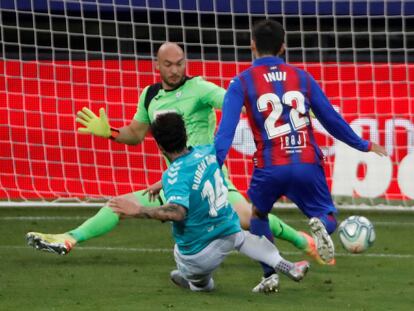 Rubén García define ante Dmitrovic en la acción del 0-2 en Ipurua.