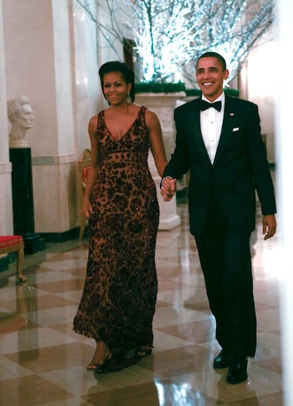 Probablemente, este vestido de Naeem Khan es uno de los más elegantes y acertados que ha lucido la primera dama en estos premios. En la imagen, el matrimonio Obama antes del inicio del evento en 2010.