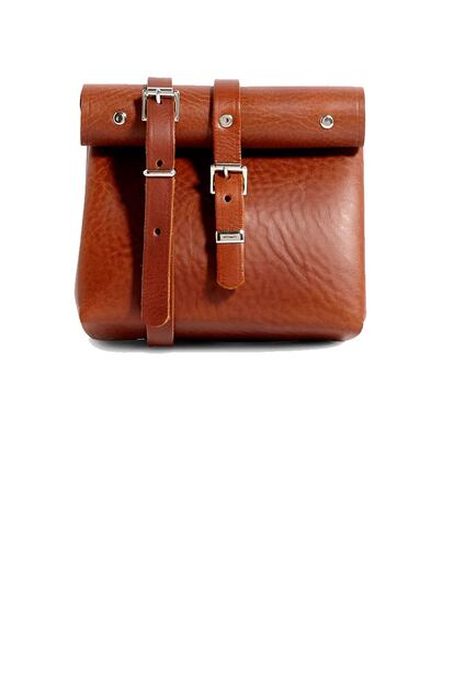 Bolso pequeño de cuero tostado con parte superior enrollada de Chloe Stanyon. Disponible en Asos (140,76 euros).