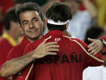 Emilio Sánchez Vicario felicita a Tommy Robredo tras vencer éste al peruano Iván Miranda en Copa Davis.