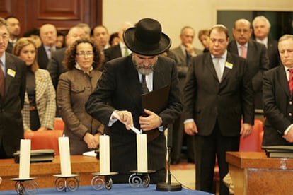 Un momento de la ceremonia religiosa judía oficiada ayer en el Congreso, durante el acto de desagravio por el Holocausto.