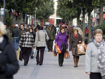 Escena típica de paseantes por la calle Dato de Vitoria, muchos de ellos con bolsas de compra.