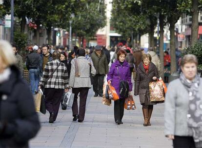 Escena típica de paseantes por la calle Dato de Vitoria, muchos de ellos con bolsas de compra.