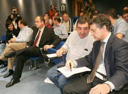 Íñigo Urkullu (en primer plano) en la asamblea de ayer. A la izquierda, Joseba Egibar.