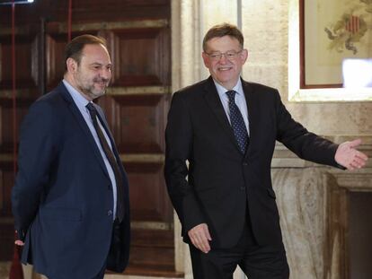 El ministro José LUis Ábalos con el presidente Ximo Puig, en el Palau de la Generalitat. 